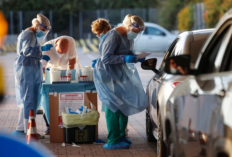 Ekspert: Nie jest powiedziane, że nadejdzie druga fala epidemii /GIUSEPPE LAMI /PAP/EPA