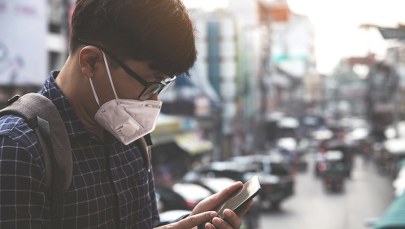 ​Ekspert o COVID-19: Wygląda na to, że wirus zostanie z nami już na stałe