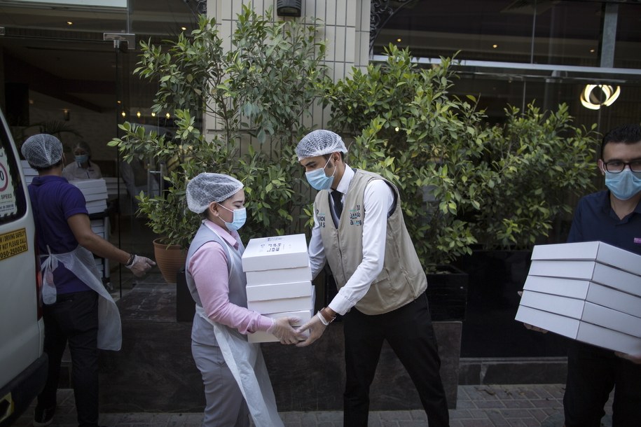 Ekspert: Odmrażanie kolejnych sektorów gospodarki to nie koniec zmagań z epidemią /MAHMOUD KHALED /PAP/EPA