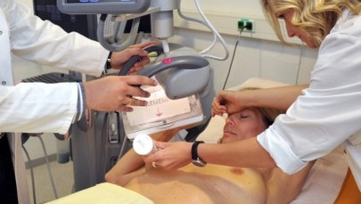 Ekspert ostrzega: Coraz więcej młodych kobiet choruje na raka piersi