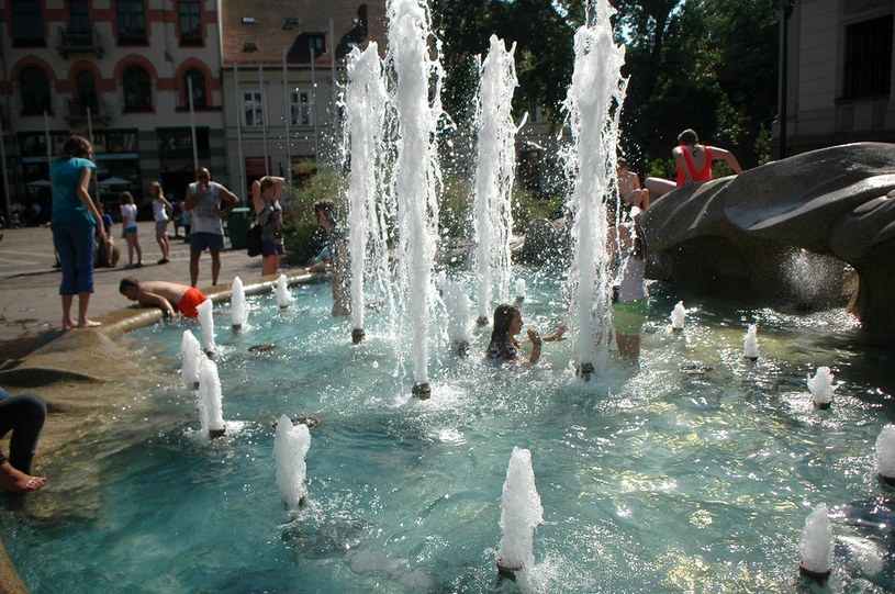 Ekspert ostrzega: kąpiele w fontannach są niebezpieczne /Marek Lasyk/REPORTER  /East News