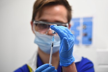 Ekspert: Wejście szczepionek, to nie czas na ściąganie maseczek