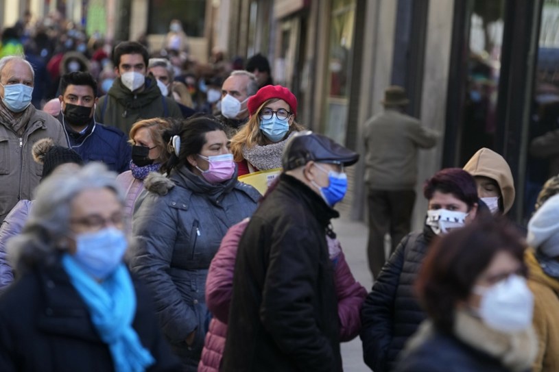 Ekspert wyjaśnił, dlaczego Omikron daje nadzieję, że pandemia koronawirusa zakończy się /AP/Associated Press /East News
