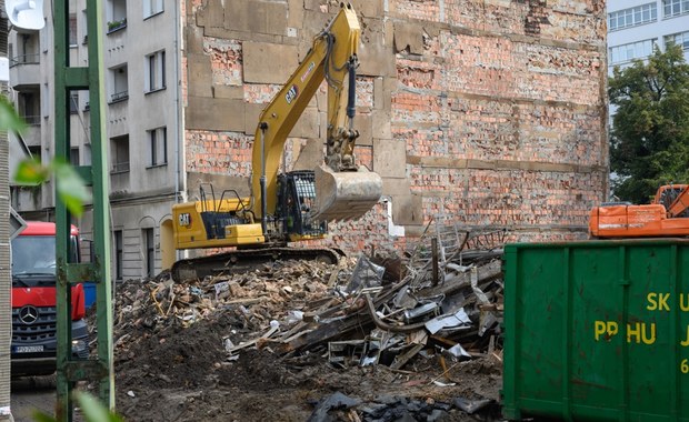 Eksperyment procesowy na miejscu spalonej kamienicy w Poznaniu