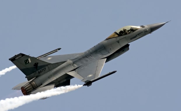 Eksperymentalny lot F-16 kierowany przez AI. Amerykański sekretarz na pokładzie