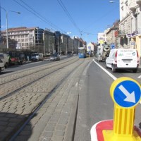 Podwójny przystanek tramwajowy przy Piłsudskiego we Wrocławiu