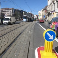 Podwójny przystanek tramwajowy przy Piłsudskiego we Wrocławiu