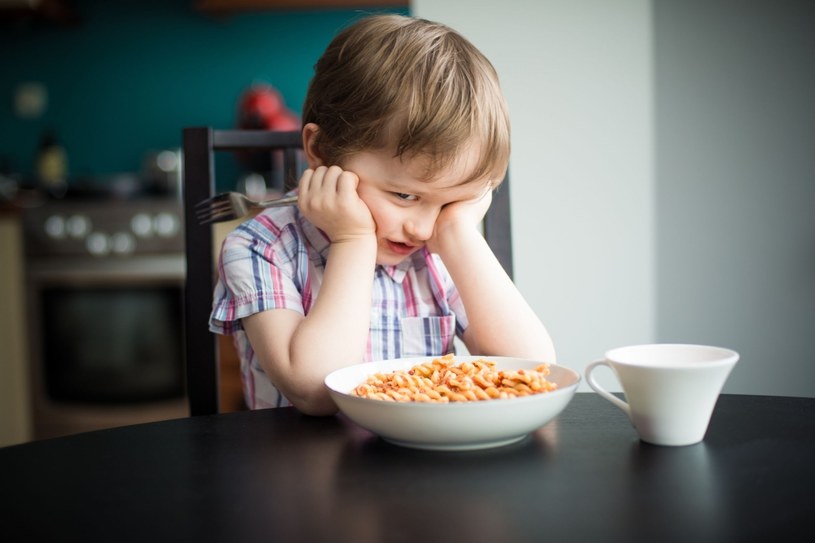 Eksperymenty wykazują, że jeśli dzieci mają dany produkt żywnościowy pod ręką, ale nie wolno im go jeść, coraz bardziej im smakuje /123RF/PICSEL