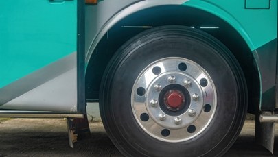 Eksplozja opony w autobusie miejskim. Ranna kobieta stojąca na przystanku