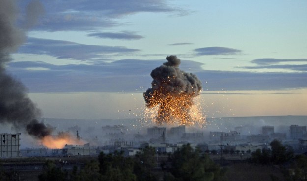 Eksplozja po samobójczych atakach bojowników Państwa Islamskiego w syryjskim Kobani / 	PAP/ABACA    /PAP/EPA