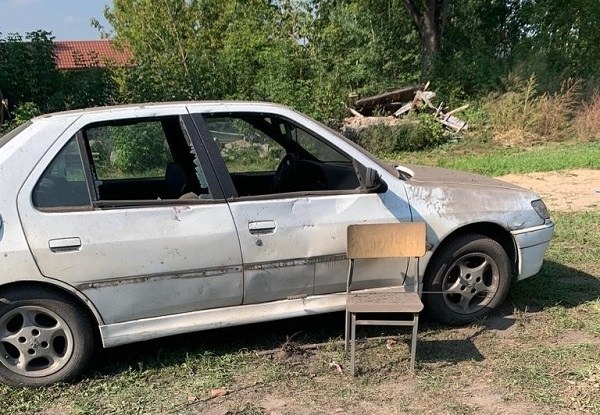 Eksplozja pocisku uszkodziła stojący w pobliżu samochód /Mazowiecka Policja /Policja