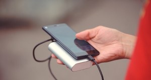 Eksplozja powerbanku na lotnisku. Urządzenie przegrzało się w kieszeni mężczyzny