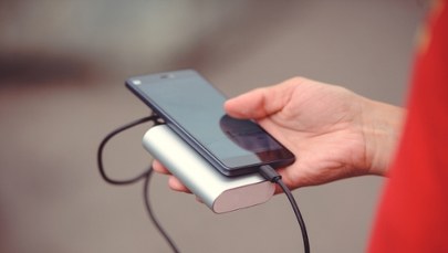 Eksplozja powerbanku na lotnisku. Urządzenie przegrzało się w kieszeni mężczyzny