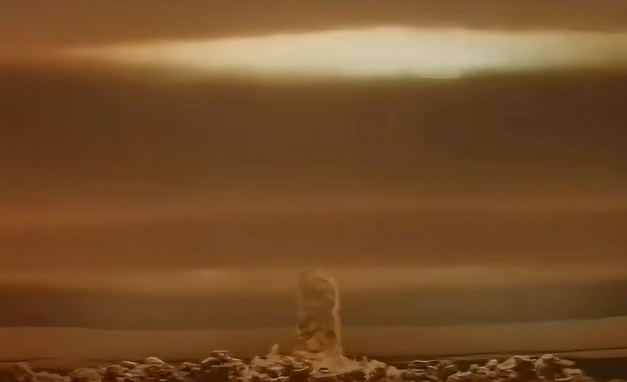 Eksplozja radzieckiej bomby wodorowej RDS-37 w 1955 r. (fot. YT/@neuralnetworksanddeeplearn8720) /