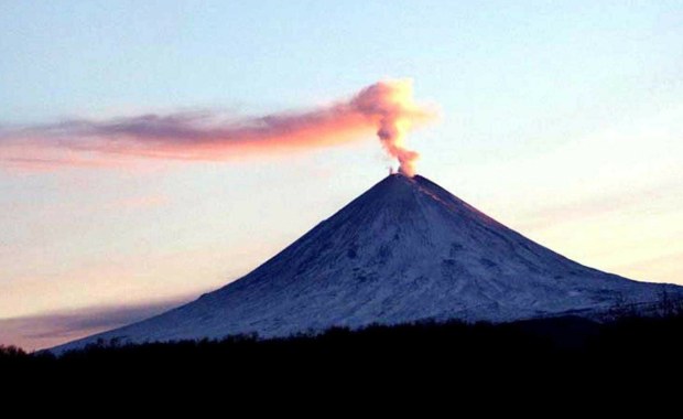Eksplozje, lawa i łuna. Erupcja wulkanu po trzęsieniu ziemi 