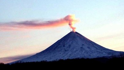 Eksplozje, lawa i łuna. Erupcja wulkanu po trzęsieniu ziemi 