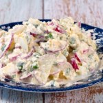 Ekspresowa sałatka na majówkę. Zrobisz ją w 15 minut, a goście będą prosić o przepis