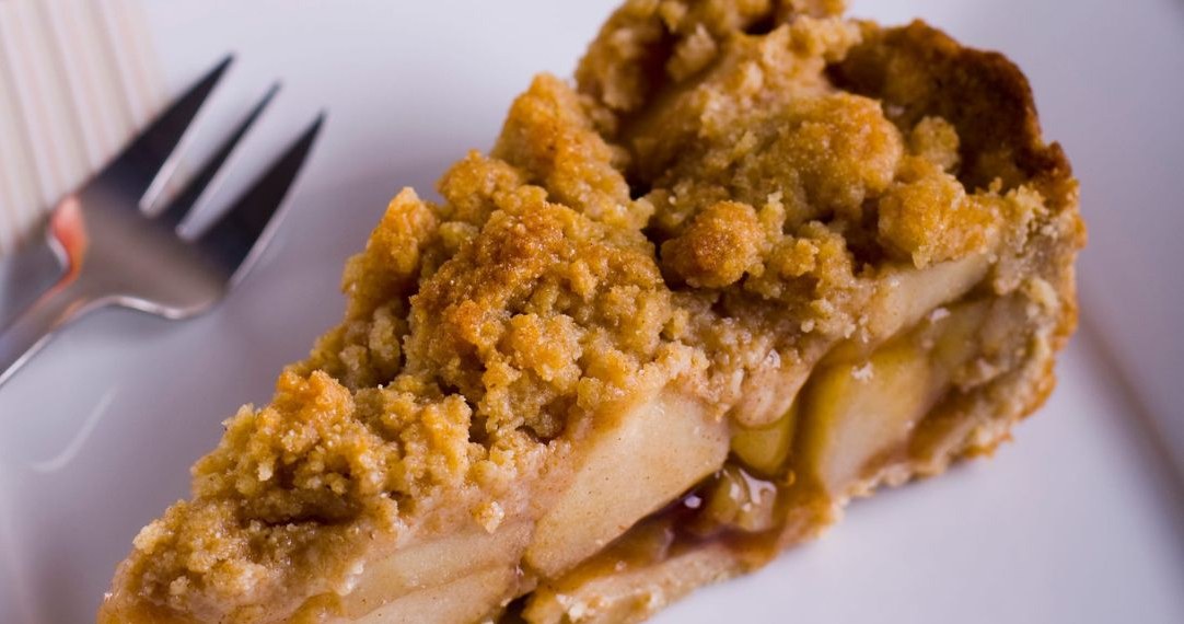 Ekspresową szarlotkę przygotowuje się na spodzie z herbatników /ceglik /123RF/PICSEL