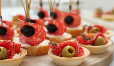 Ekspresowe koreczki na karnawał. Zrobisz je w kilka minut 