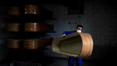 Ekspresowe pogrzeby w Hiszpanii. Trumna trafia do grobu bezpośrednio z auta pogrzebowego