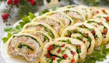 Ekspresowe roladki imprezowe. Goście będą zaskoczeni głównym składnikiem