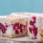 Ekspresowy deser na upalne dni. Przygotuj ciasto lodowe z malinami