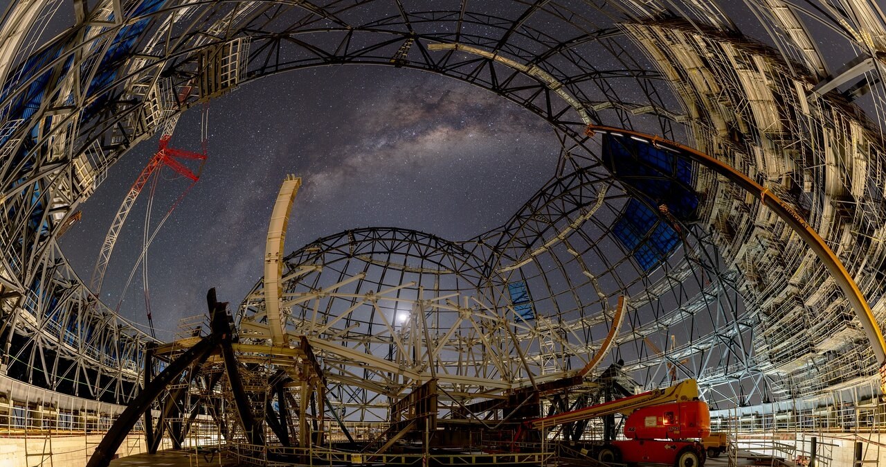 Ekstremalnie Wielki Teleskop na nowym zdjęciu. W tle Droga Mleczna. /B. Häußler/ESO /materiały prasowe