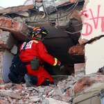 Ekwador: Po kilkudziesięciu godzinach ratownicy wyciągnęli spod gruzów żywego mężczyznę