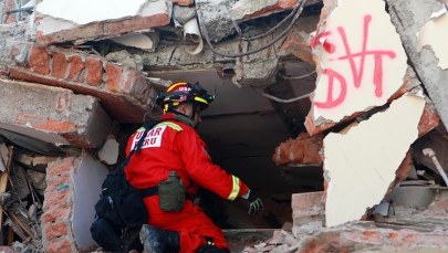 Ekwador: Po kilkudziesięciu godzinach ratownicy wyciągnęli spod gruzów żywego mężczyznę