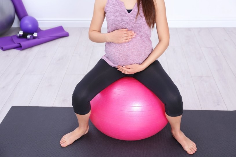 Elastyczność i sprawność mięśni dna miednicy oraz tkanek pochwy zmniejsza ryzyko pęknięcia, czy nacięcia krocza w trakcie porodu /123RF/PICSEL