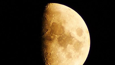 Elbląg: Policjanci pomogli kobiecie, która wypadła przez okno. Lunatykowała 