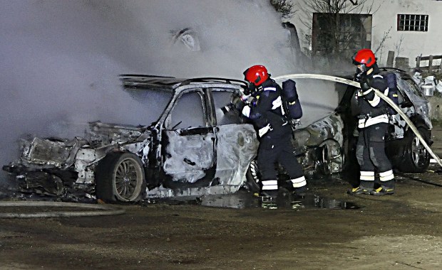 Elbląg: Spłonęło 8 samochodów, policja podejrzewa podpalenie