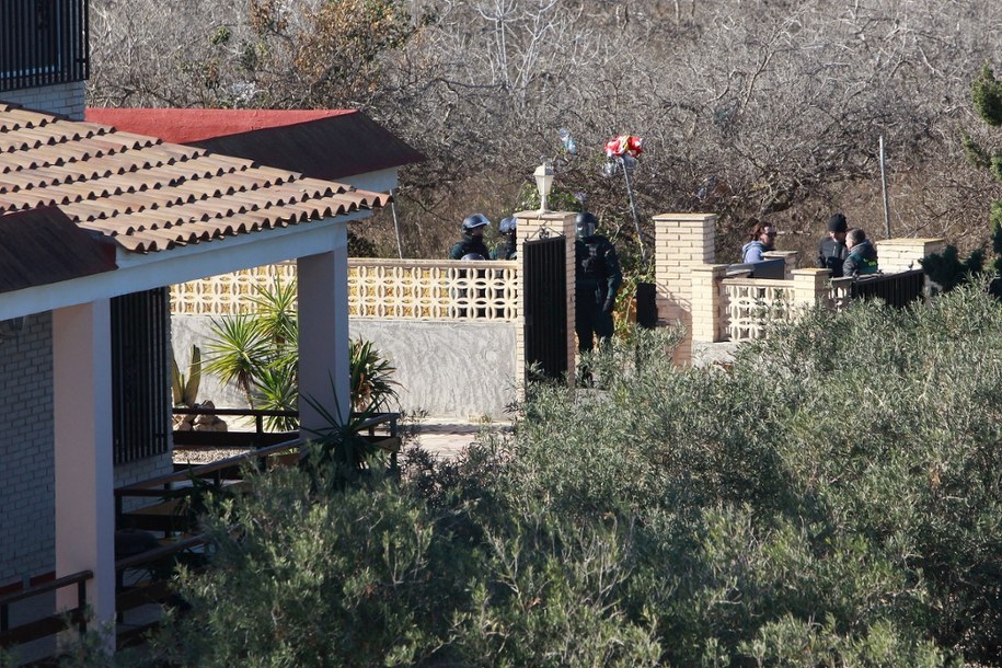 Elche. Służby weszły do willi po 20 godzinach /PAP/EPA/MORELL /PAP/EPA