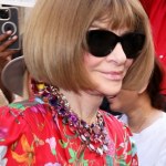 sukienki Elegancka Anna Wintour przemierza ulice Nowego Jorku. Sukienka wysmukla i modeluje sylwetkę