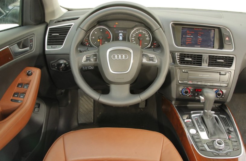 Elegancka deska rozdzielcza została opracowana specjalnie do tego modelu. Pod względem układu przełączników, wyświetlaczy i zegarów najbliżej jej do Audi A4. Czytelność i łatwość obsługi – bez zarzutu. /Motor