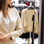 Elegancka stylizacja dla dojrzałych kobiet. Ten kolor odejmuje lat