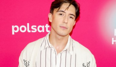 Elegancki Dawid Kwiatkowski na konferencji Polsat Hit Festiwalu. Modnie i z klasą