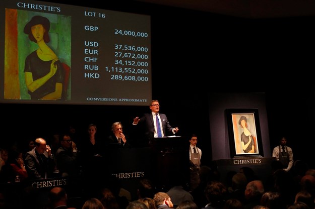 Elegancki portret Jeanne Hebuterne, muzy i kochanki Amedeo Modiglianiego sprzedano na aukcji za 26,9 mln funtów /TAL COHEN /PAP/EPA