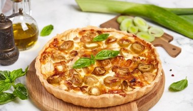 Eleganckie danie we francuskim stylu. Tarta na kruchym cieście z porami 