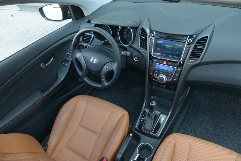 Eleganckie materiały wykończeniowe, solidne spasowanie, intuicyjna obsługa – w dziedzinie ergonomii najnowszego Hyundaia i30 można stawiać za wzór. /Motor