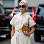 moda na lato Eleganckie sukienki dla 50-latki. 3 modne fasony, które wysmuklają sylwetkę i sprawdzą się latem