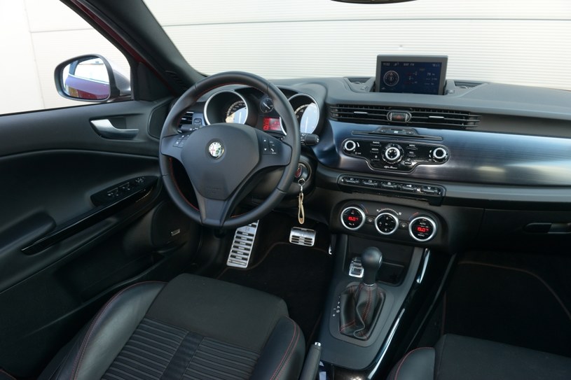 Eleganckie wnętrze Giulietty pełne jest sportowych akcentów. Ciekawostką jest rząd nietypowych klawiszy pośrodku deski rozdzielczej, przypominający rozwiązania z aut sprzed lat. /Motor