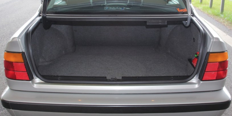 Elegancko wykończony bagażnik sedana ma 460 litrów. W kombi pojemność jest taka sama. /Motor