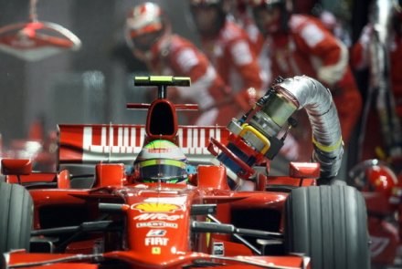 Elektroniczny system będzie informował kierowców Ferrari kiedy mogą opuścić pit lane /AFP