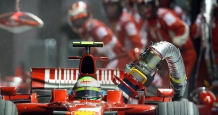 Elektroniczny system będzie informował kierowców Ferrari kiedy mogą opuścić pit lane /AFP