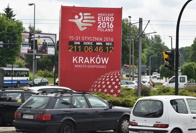 Elektroniczny zegar odliczający czas do rozpoczęcia EHF EURO 2016 w piłce ręcznej mężczyzn uruchomiono przy rondzie Matecznego w Krakowie /Jacek Bednarczyk /PAP