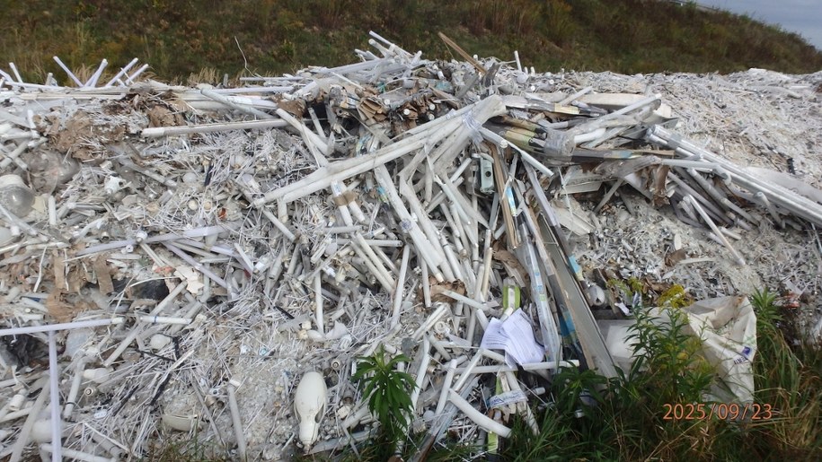 Elektrośmieci wyrzucone na pole pod Strykowem /Wojewódzki Inspektorat Ochrony Środowiska w Łodzi /