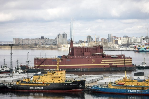 Elektrownia atomowa "Akademik Łomonosow" jest holowana przez Bałtyk do Murmańska /PAP/EPA
