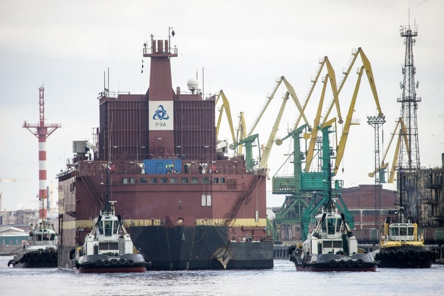 Elektrownia atomowa "Akademik Łomonosow" jest holowana przez Bałtyk do Murmańska /NIKOLAI GONTAR/GREENPEACE / HANDOUT /PAP/EPA