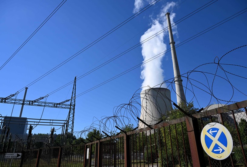 Elektrownia jądrowa Isar wraz z chłodnią kominową w Essenbach koło Landshut w południowych Niemczech (zdj. ilustracyjne) /CHRISTOF STACHE /AFP